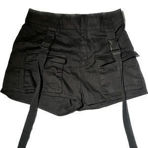 XS Black high waisted cargo shorts with buckles. Brand new condition 😍😮‍💨